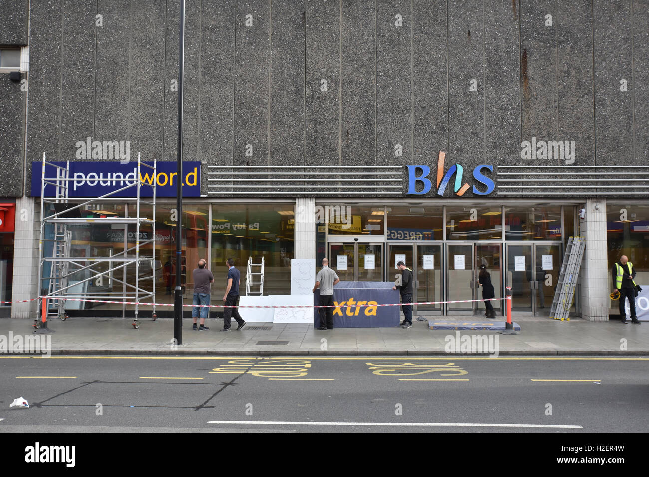 Wood Green, London, UK. 27. September 2016. BHS Wood Green, eines der letzten Shops zu schließen, Wiedereröffnung als Poundworld Extra. Stockfoto