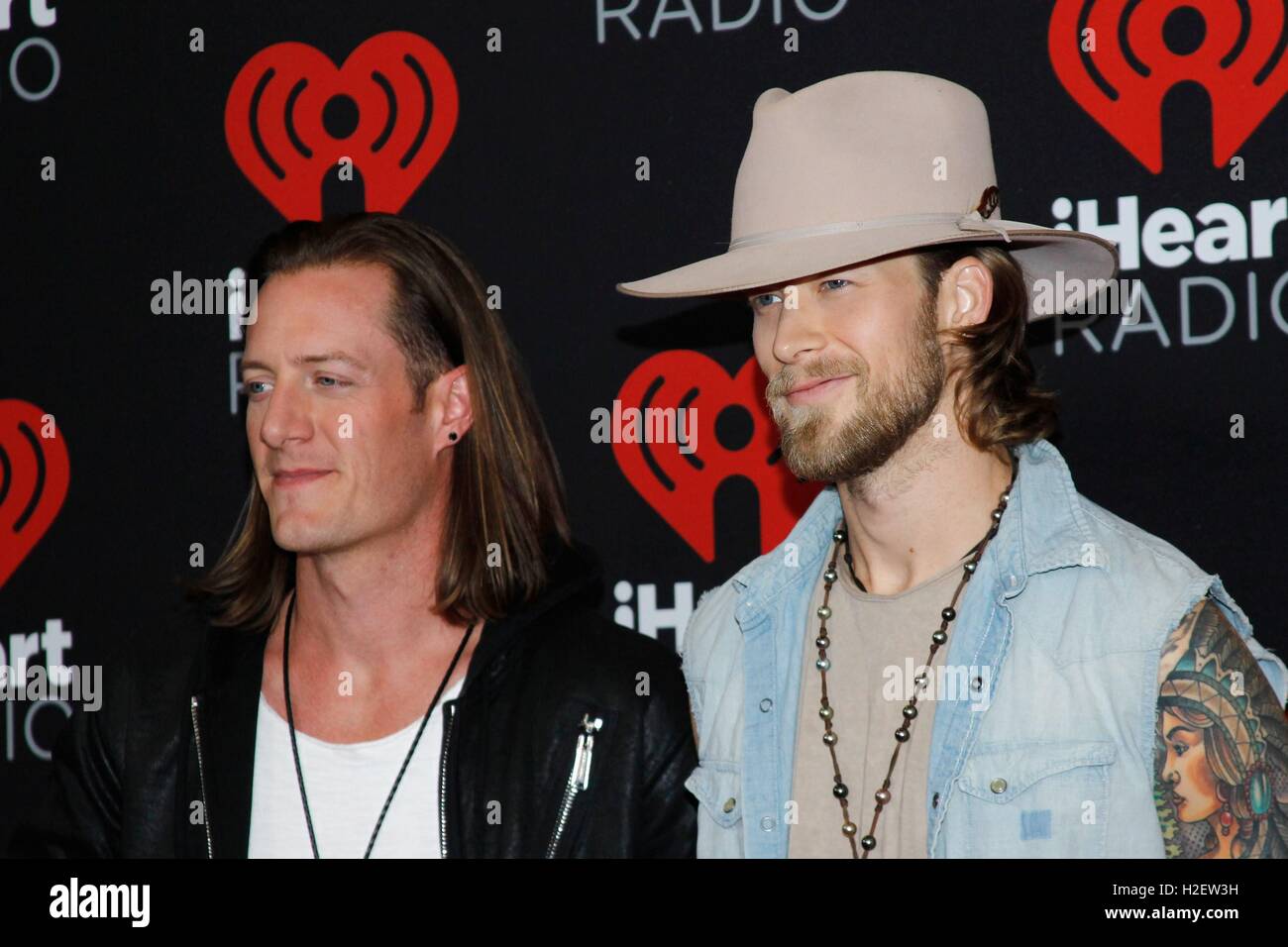 Las Vegas, NV, USA. 24. Sep, 2016. 5, T-Mobile Arena, Las Vegas, NV 24. September 2016 SA. Tyler Hubbard und Brian Kelley von Florida Georgia Line im Ankunftsbereich für 2016 iHeartRadio Music Festival- © James Atoa/Everett Collection/Alamy Live-Nachrichten Stockfoto