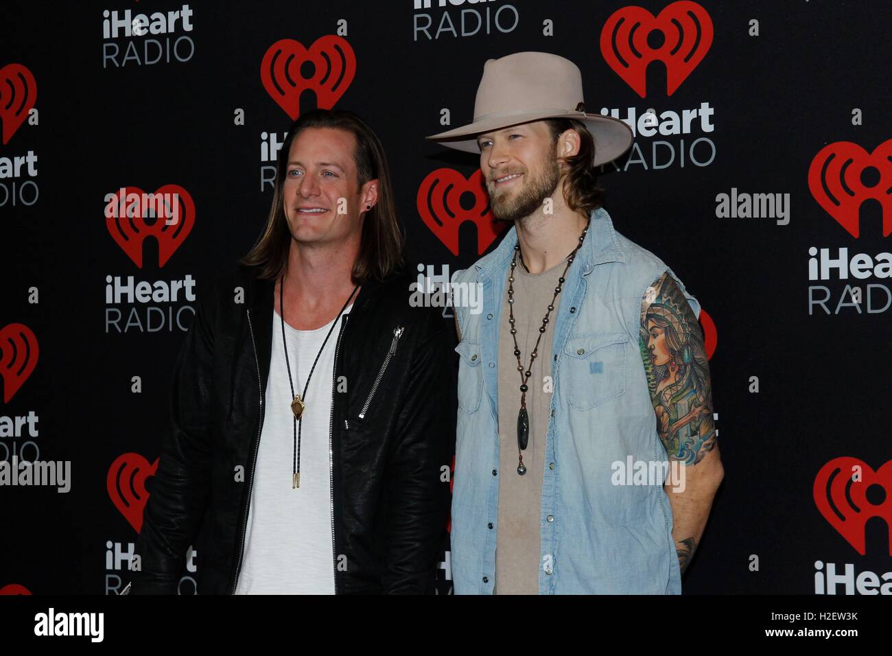 Las Vegas, NV, USA. 24. Sep, 2016. 5, T-Mobile Arena, Las Vegas, NV 24. September 2016 SA. Tyler Hubbard und Brian Kelley von Florida Georgia Line im Ankunftsbereich für 2016 iHeartRadio Music Festival- © James Atoa/Everett Collection/Alamy Live-Nachrichten Stockfoto