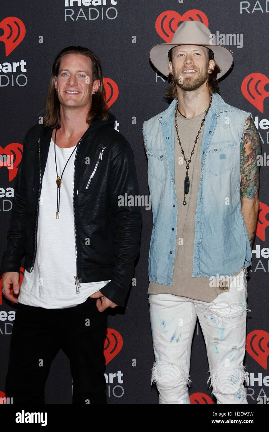 Las Vegas, NV, USA. 24. Sep, 2016. 5, T-Mobile Arena, Las Vegas, NV 24. September 2016 SA. Tyler Hubbard und Brian Kelley von Florida Georgia Line im Ankunftsbereich für 2016 iHeartRadio Music Festival- © James Atoa/Everett Collection/Alamy Live-Nachrichten Stockfoto