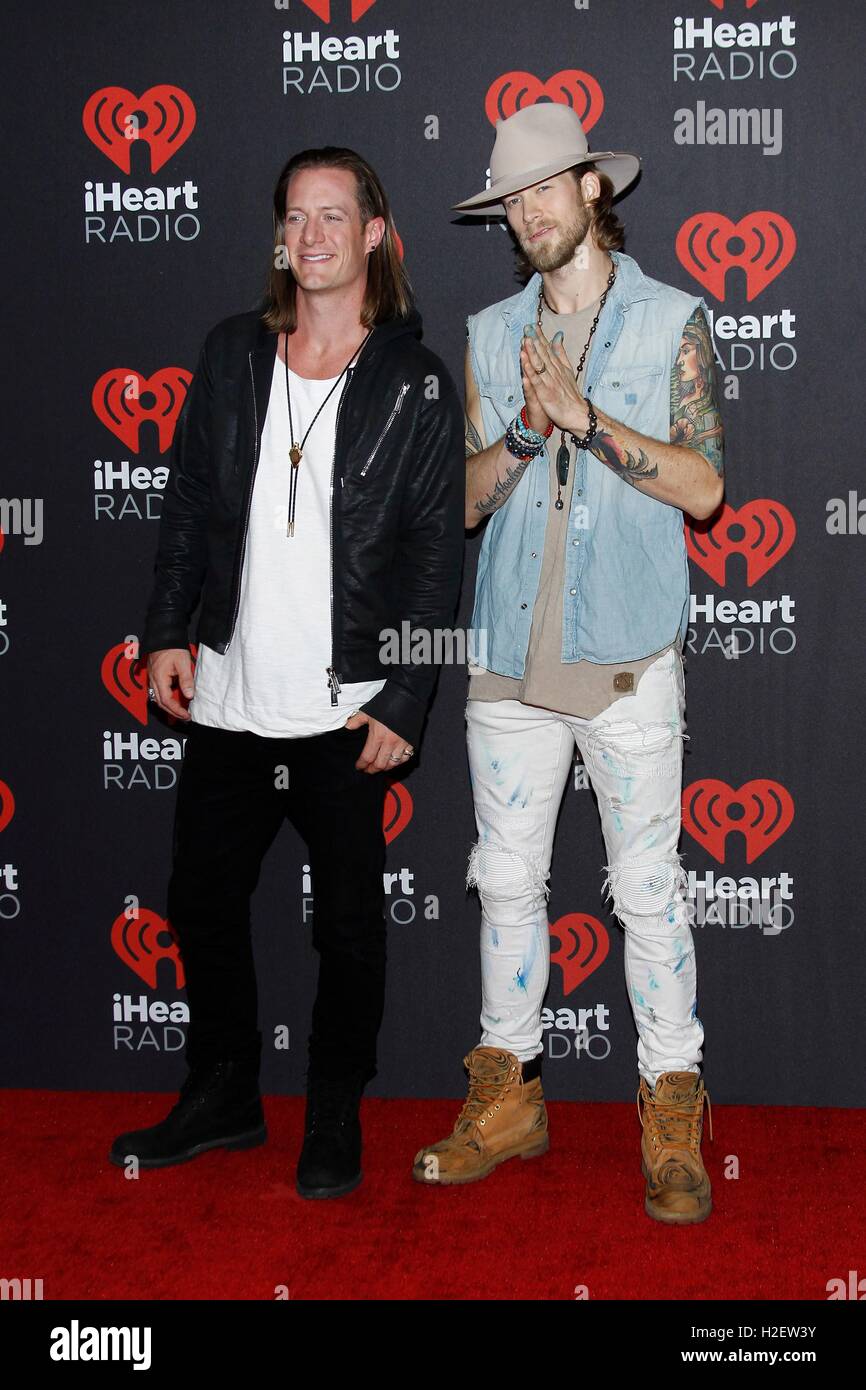 Las Vegas, NV, USA. 24. Sep, 2016. 5, T-Mobile Arena, Las Vegas, NV 24. September 2016 SA. Tyler Hubbard und Brian Kelley von Florida Georgia Line im Ankunftsbereich für 2016 iHeartRadio Music Festival- © James Atoa/Everett Collection/Alamy Live-Nachrichten Stockfoto