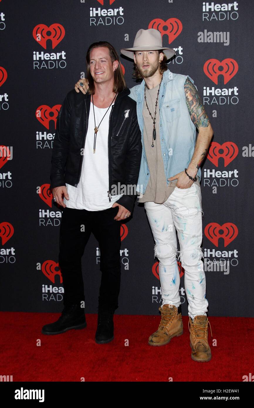 Las Vegas, NV, USA. 24. Sep, 2016. 5, T-Mobile Arena, Las Vegas, NV 24. September 2016 SA. Tyler Hubbard und Brian Kelley von Florida Georgia Line im Ankunftsbereich für 2016 iHeartRadio Music Festival- © James Atoa/Everett Collection/Alamy Live-Nachrichten Stockfoto