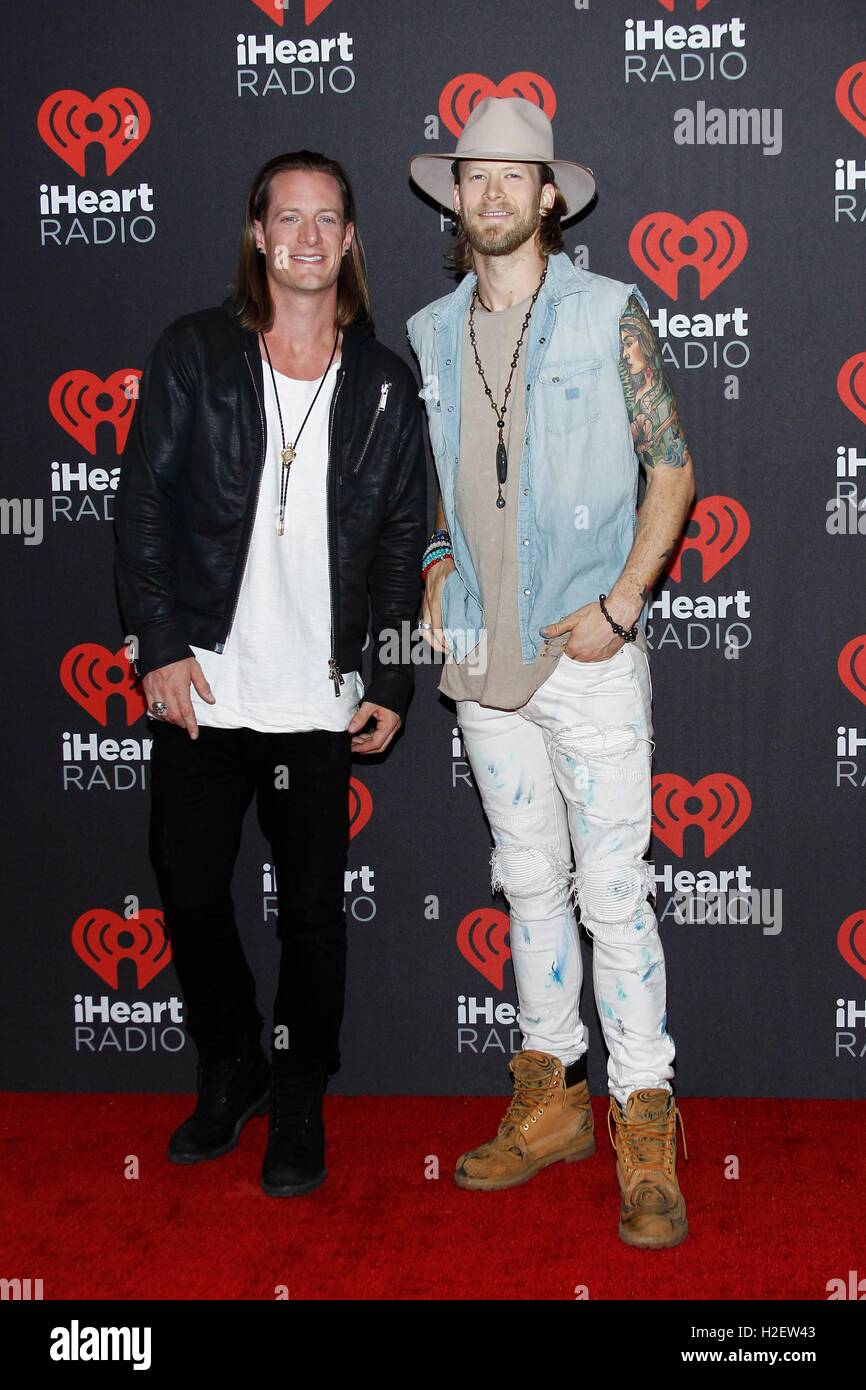 Las Vegas, NV, USA. 24. Sep, 2016. 5, T-Mobile Arena, Las Vegas, NV 24. September 2016 SA. Tyler Hubbard und Brian Kelley von Florida Georgia Line im Ankunftsbereich für 2016 iHeartRadio Music Festival- © James Atoa/Everett Collection/Alamy Live-Nachrichten Stockfoto
