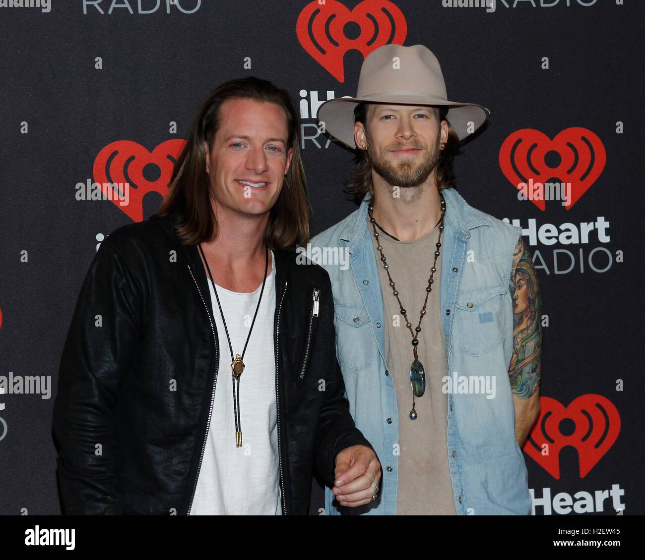 Las Vegas, NV, USA. 24. Sep, 2016. 5, T-Mobile Arena, Las Vegas, NV 24. September 2016 SA. Tyler Hubbard und Brian Kelley von Florida Georgia Line im Ankunftsbereich für 2016 iHeartRadio Music Festival- © James Atoa/Everett Collection/Alamy Live-Nachrichten Stockfoto