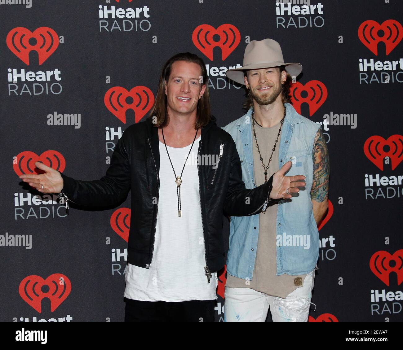 Las Vegas, NV, USA. 24. Sep, 2016. 5, T-Mobile Arena, Las Vegas, NV 24. September 2016 SA. Tyler Hubbard und Brian Kelley von Florida Georgia Line im Ankunftsbereich für 2016 iHeartRadio Music Festival- © James Atoa/Everett Collection/Alamy Live-Nachrichten Stockfoto