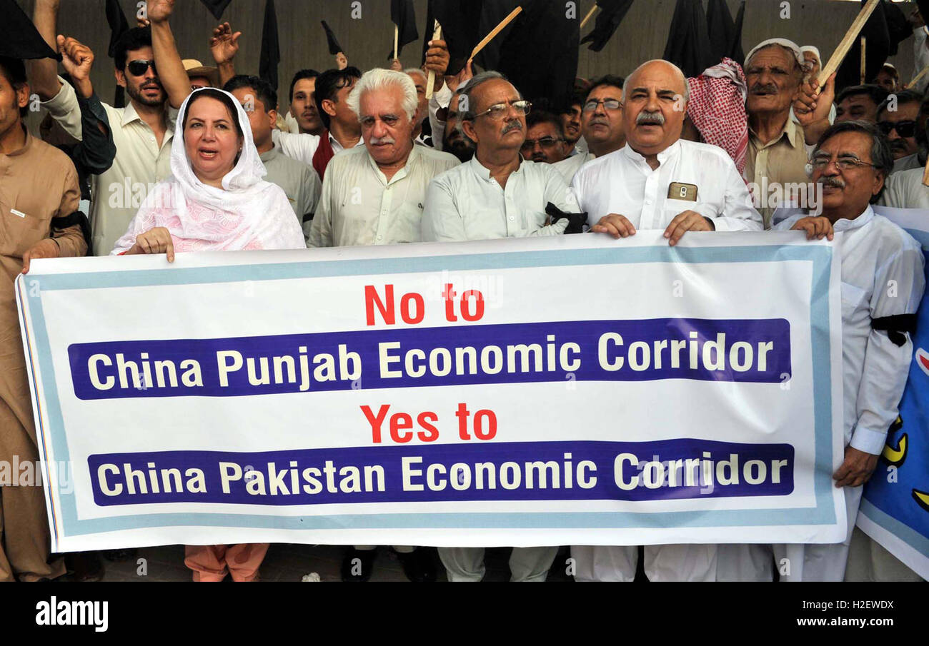 Mitglieder der verschiedenen politischen Parteien skandieren Parolen für die Akzeptanz ihrer Forderungen bei Protestkundgebung außerhalb Khyber Pakhtunkhwa Montagehalle in Peshawar auf Dienstag, 27. September 2016. Stockfoto