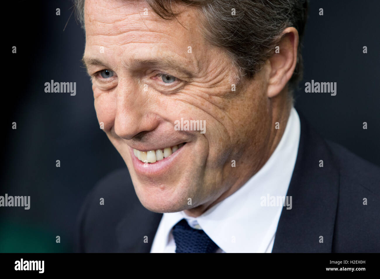 Zürich, Schweiz. 27. September 2016. Hugh Grant einigen Vorstellungsgesprächen auf dem grünen Teppich des 12. Zurich Film Festival im Corso Kino in Zürich, als er, den Golden Icon Award behauptete. Nicola Mastronardi/Alamy Live-Nachrichten. Stockfoto