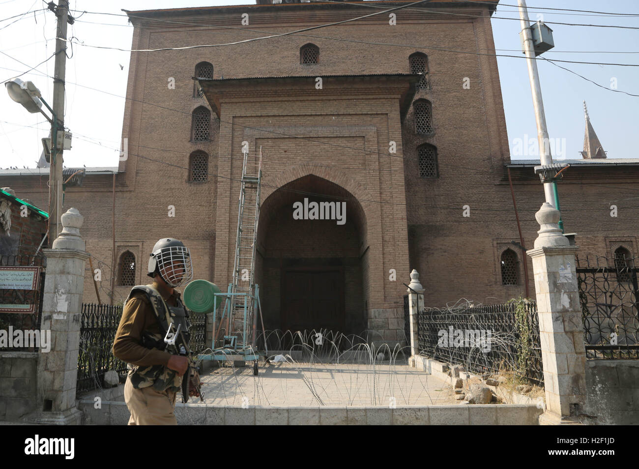 Srinagar, Kaschmir Indien kontrollierten. 28. Oktober 2016. Eine indische paramilitärischer Soldat steht Wache draußen Jamia Masjid (Moschee) in Srinagar, der Sommerhauptstadt von Indien kontrollierten Kaschmir, 28. Oktober 2016. Behörden verhängte eine Ausgangssperre in Teilen der Stadt Srinagar, Protestmärsche, Jamia Masjid zu verhindern. Bildnachweis: Javed Dar/Xinhua/Alamy Live-Nachrichten Stockfoto