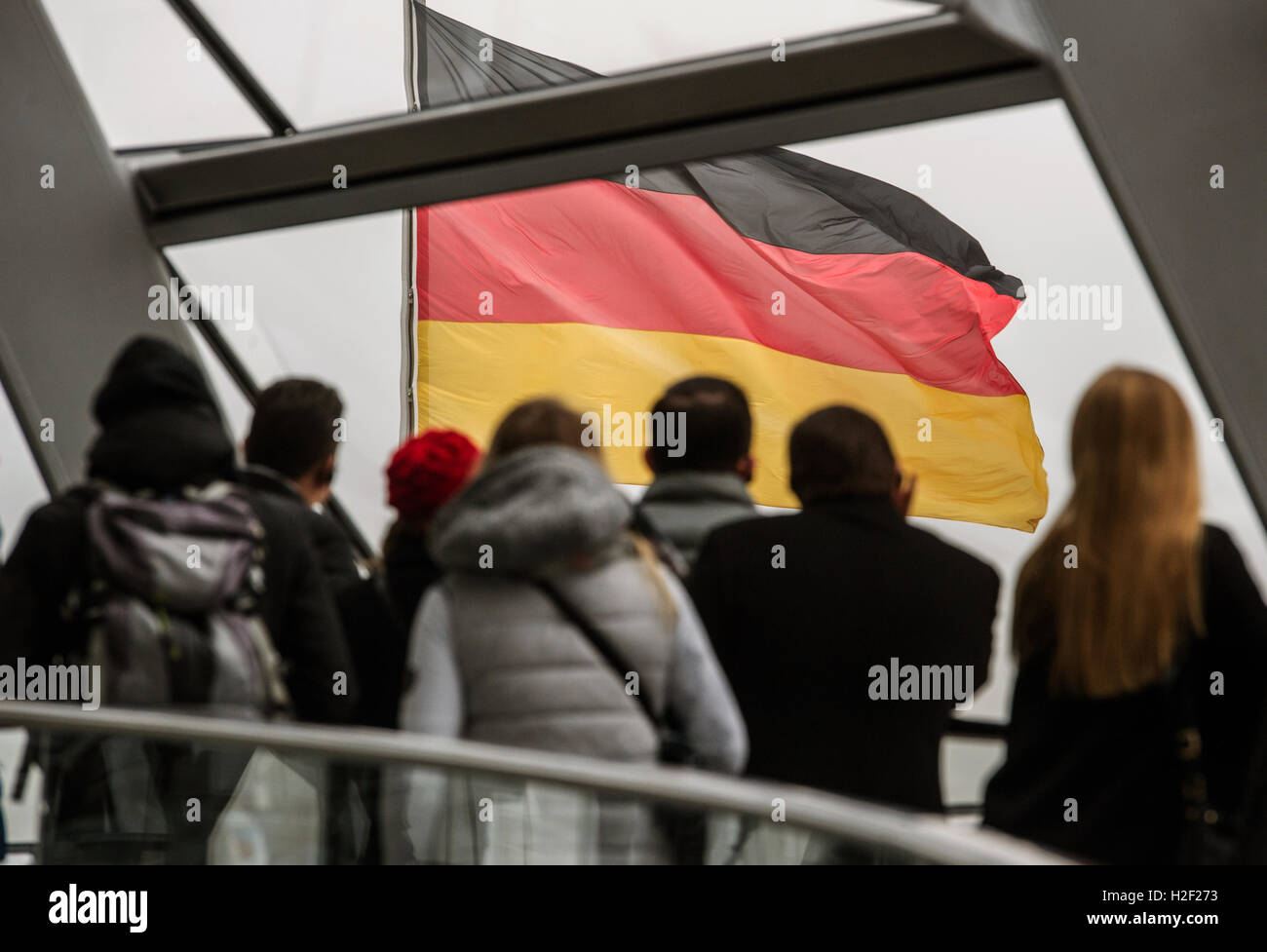 Berlin, Deutschland. 28. Oktober 2016. Zahlreiche Besucher in die Kuppel des Reichstagsgebäudes in Berlin, Deutschland, 28. Oktober 2016 stehen. Foto: PAUL ZINKEN/Dpa/Alamy Live News Stockfoto