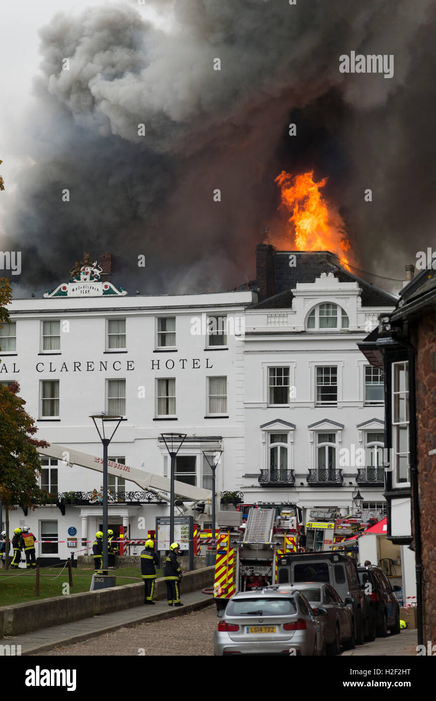 Das Royal Clarence Hotel Feuer fängt nach einem früheren Brand in der angrenzenden Galerie am Dom grün, Exeter, UK. Stockfoto