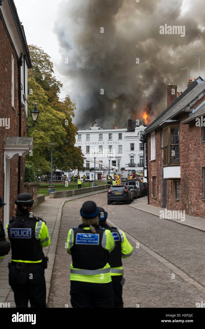 Das Royal Clarence Hotel Feuer fängt nach einem früheren Brand in der angrenzenden Galerie am Dom grün, Exeter, UK. Stockfoto