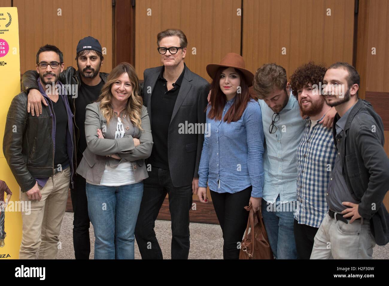 Italien, Rom, 27. Oktober 2016: britischer Schauspieler Colin Firth Fototermin des italienischen Films besucht "In Bici Senza Sella" (ein seatless Fahrrad fahren), unterstützen die junge Leiharbeiter bei La Sapienza Universität von Rom Photo Credit: Fabio Mazzarella/Sintesi/Alamy Live News Stockfoto