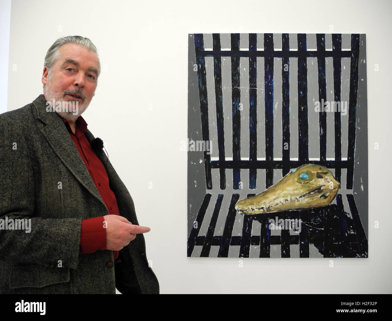 New York, USA. 26. Oktober 2016. Hamburger Maler Werner Büttner stand vor dem Gemälde "Artefakt in Gefangenschaft" in der Marlborough Chelsea Gallery in New York, USA, 26. Oktober 2016. Seine Ausstellung "Armen Seelen" läuft bis zum 3. Dezember 2016 zur Verfügung. Foto: JOHANNES SCHMITT-TEGGE/Dpa - NO WIRE SERVICE - © Dpa/Alamy Live-Nachrichten Stockfoto