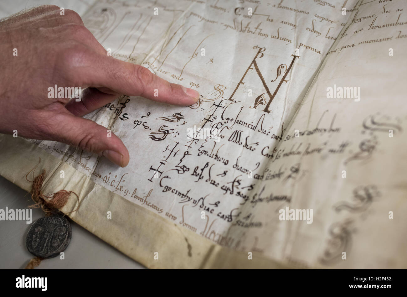 Wiesbaden, Deutschland. 6. Sep, 2016. Ein Dokument mit der Unterschrift des Papstes Alexander III von 1163 in der hessischen Hauptstadt Archives in Wiesbaden, Deutschland, 6. September 2016 zu sehen. Foto: FRANK RUMPENHORST/Dpa/Alamy Live News Stockfoto