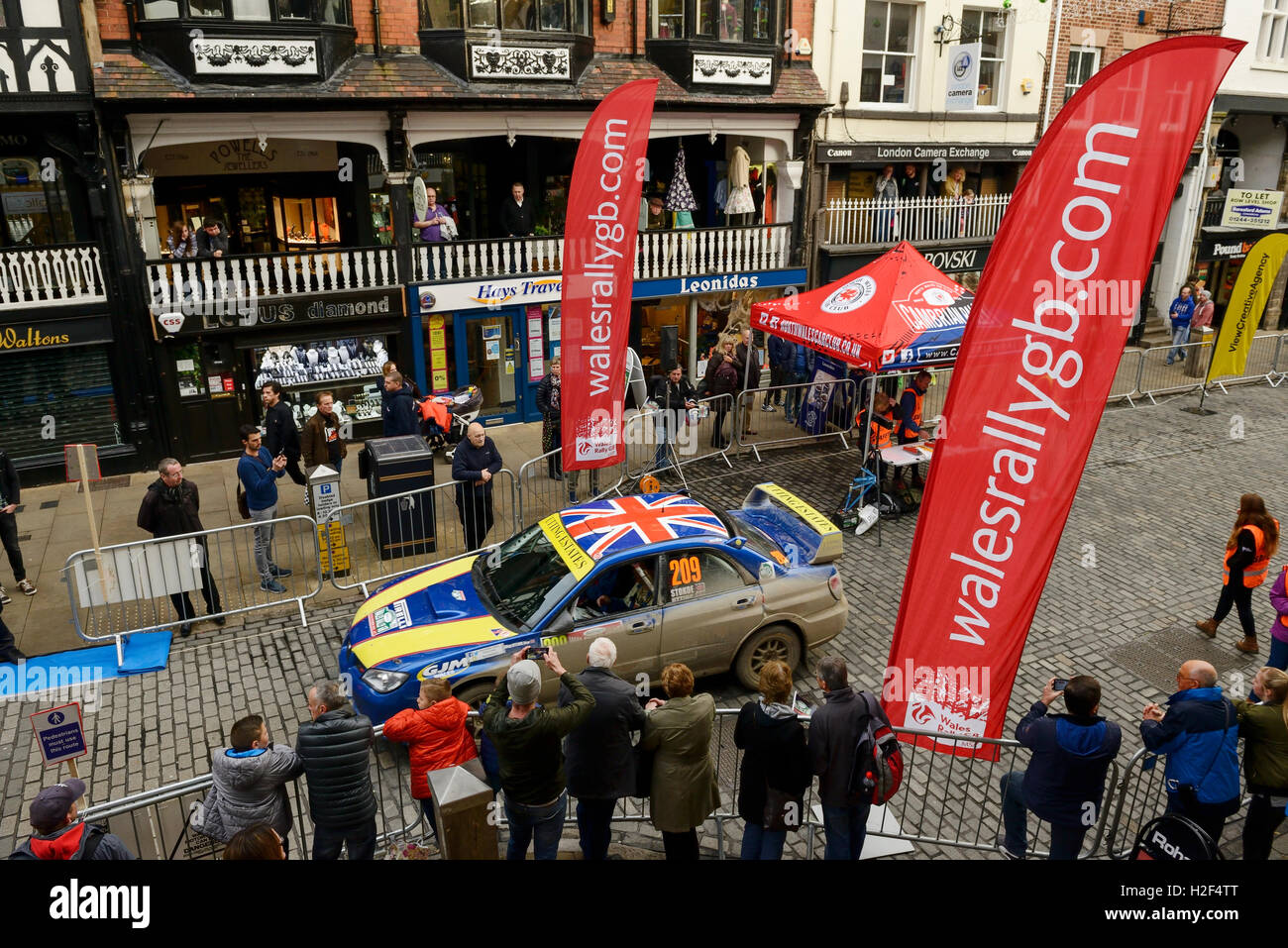 Chester, UK. 28. Oktober 2016. Wales Rallye GB. Am Ende des ersten Tages treibt Wug Utting fahren einen Subaru Impreza auf die WRGB National Rally durch Chester Stadtzentrum entfernt. Bildnachweis: Andrew Paterson/Alamy Live-Nachrichten Stockfoto