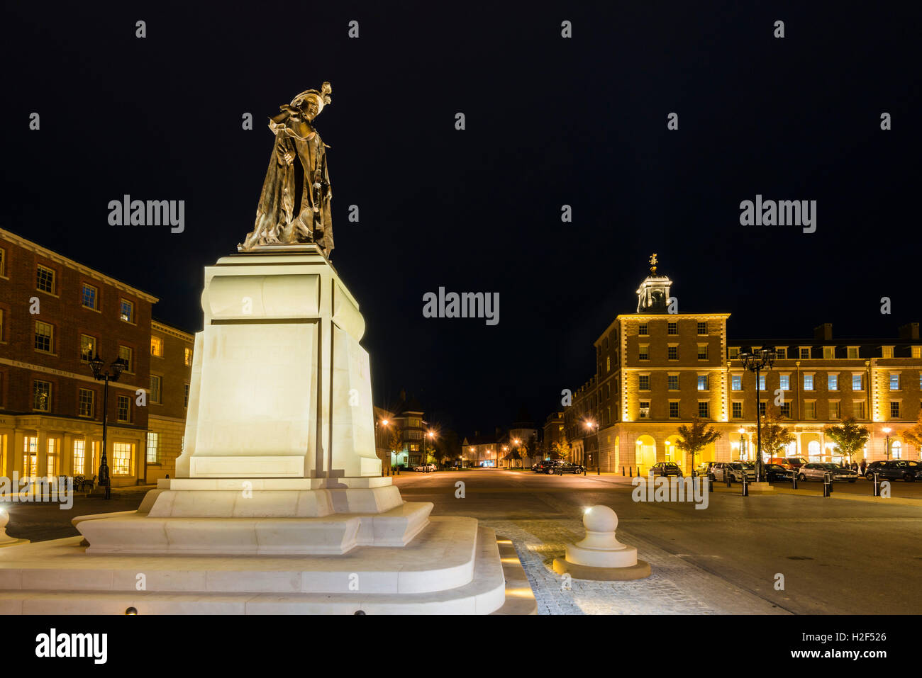 Verkehrssysteme, Dorset, UK. 28. Oktober 2016. Großbritannien Wetter. Die Statue der Königin-Mutter Königin Mutter Platz in Verkehrssysteme in Dorset leuchtet am noch Herbstabend. Die Statue wurde von Königin Elizabeth II auf Donnerstag, 27. Oktober 2016 vorgestellt. Bildnachweis: Graham Hunt/Alamy Live-Nachrichten Stockfoto