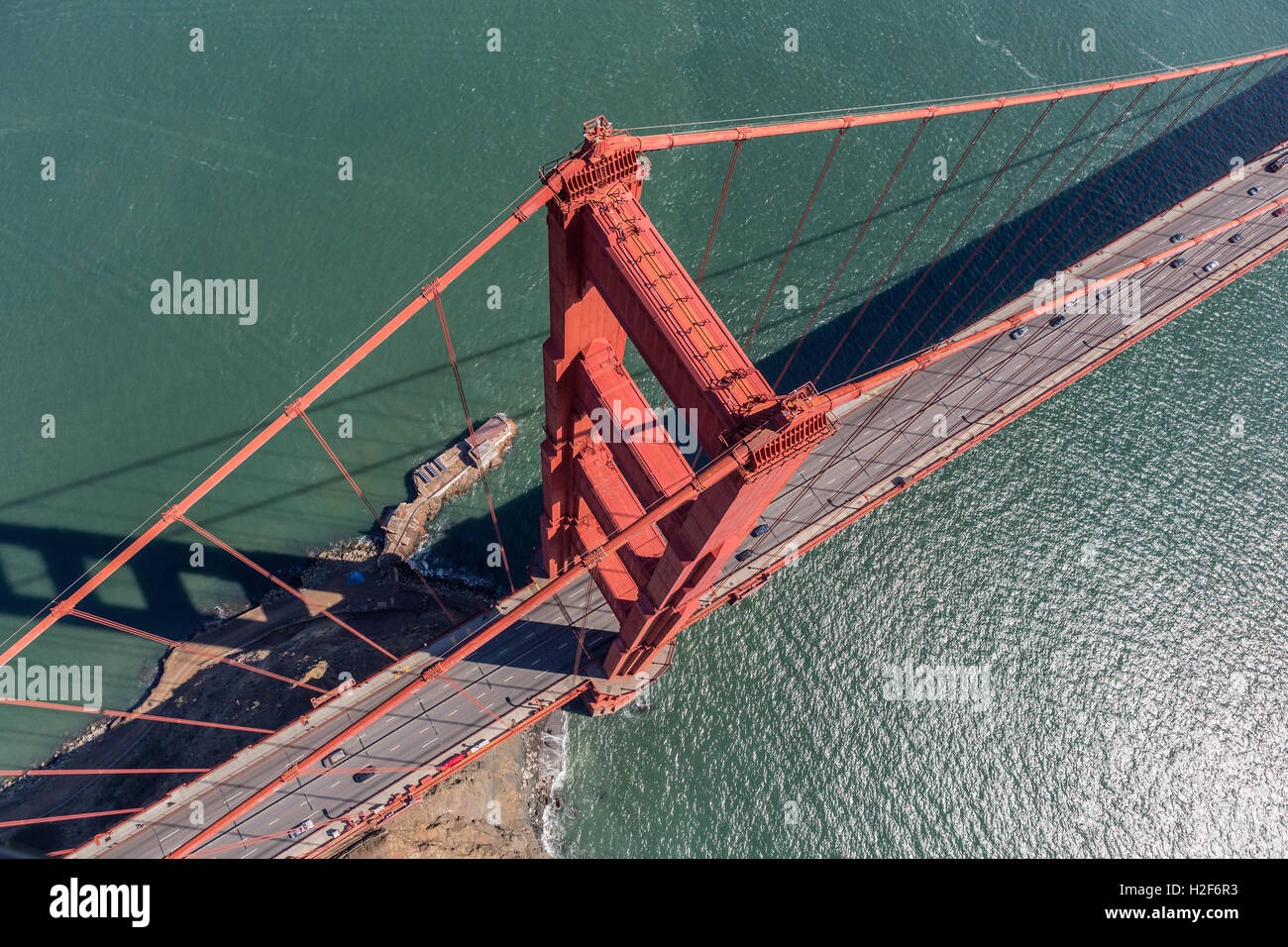 Luftaufnahme von Golden Gate Bridge Aussetzung Turm, Kabel und Straße oberhalb der Bucht von San Francisco in Kalifornien. Stockfoto