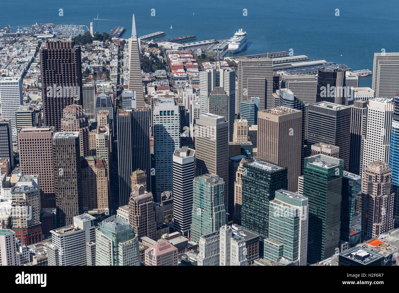 Die Innenstadt von San Francisco Stadtblick und Wasser Luft. Stockfoto