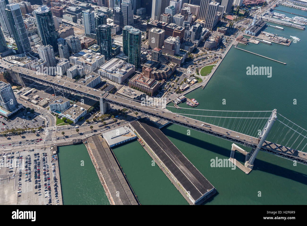 San Francisco und die Bay Bridge Waterfront Architektur Luftaufnahmen. Stockfoto