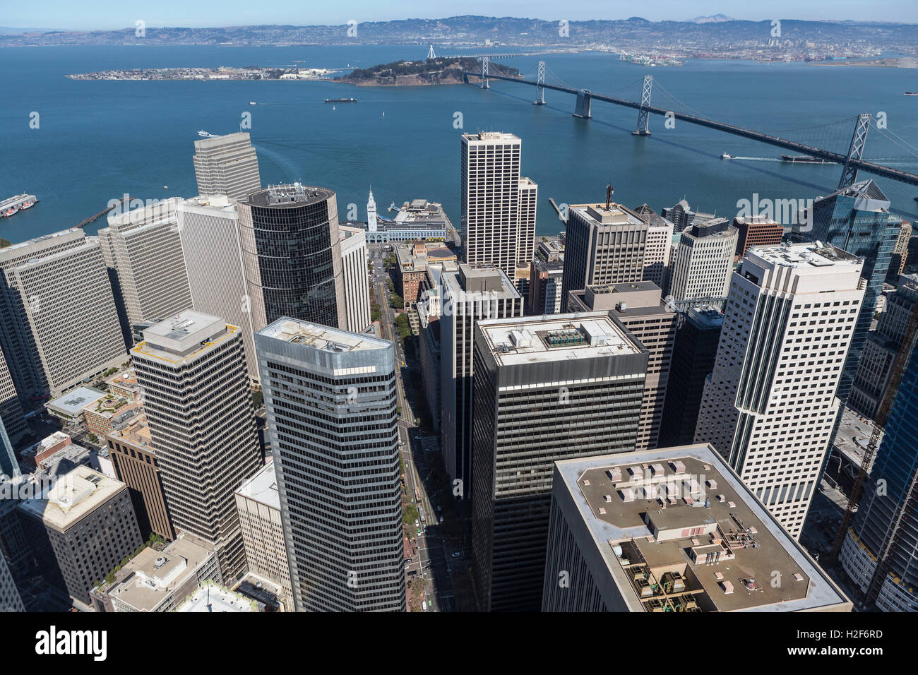 Luftaufnahme der Innenstadt von San Francisco und die Bay Bridge nach Oakland. Stockfoto
