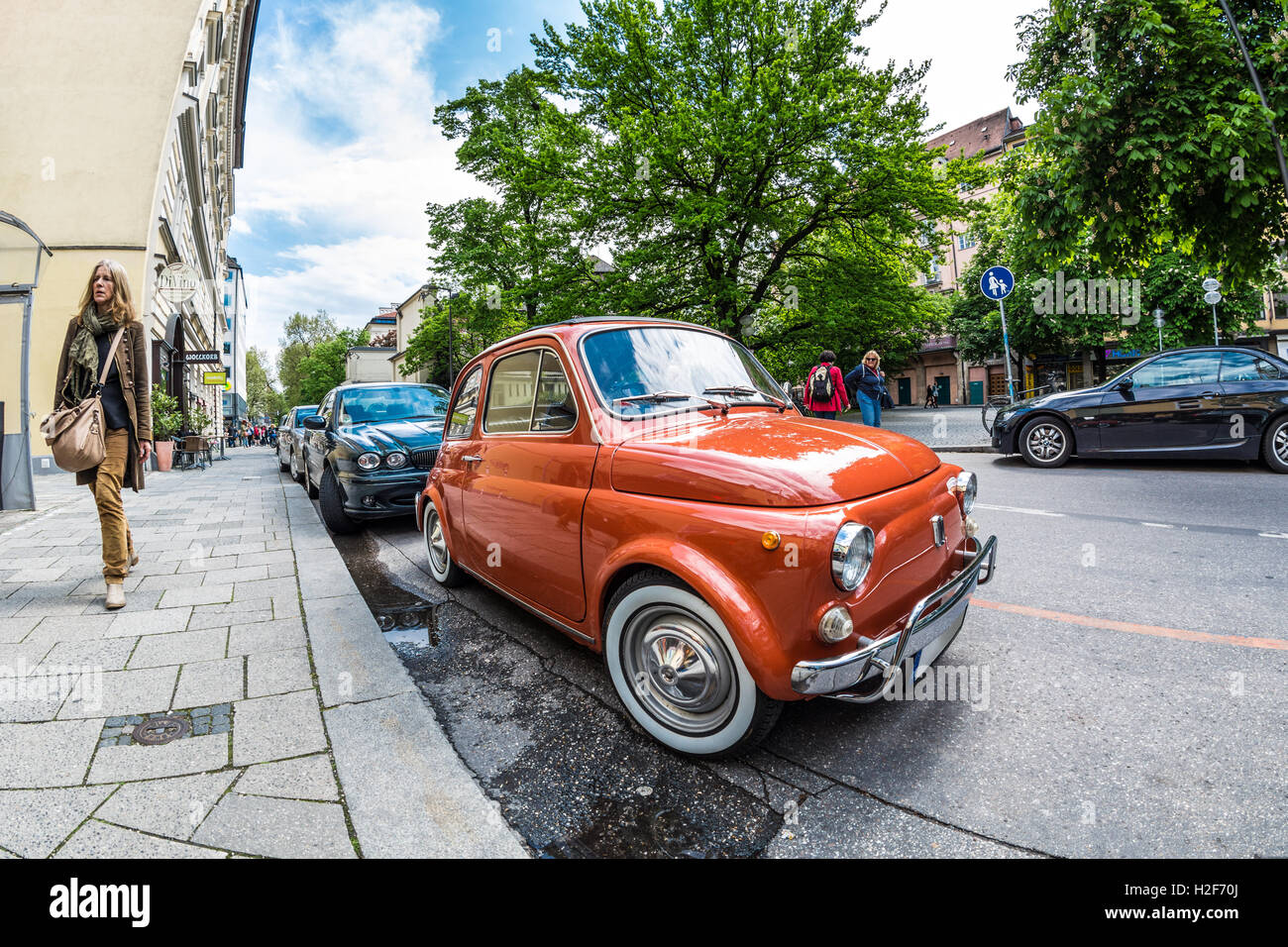München, Deutschland - 14. Mai 2016: Autos geparkt auf der Herzog-Wilhelm-Straße Stockfoto