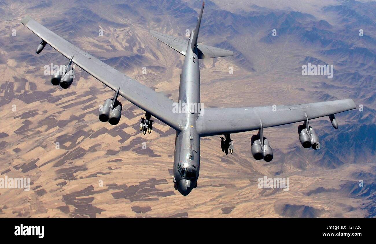 Eine US Luftwaffe B - 52H Stratofortress strategischer Bomber Flugzeug fliegt über der Wüste 9. Februar 2006 in Afghanistan. Stockfoto