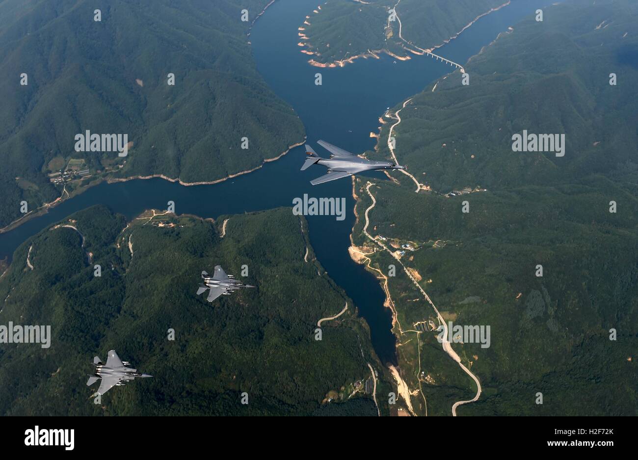 US Air Force B1-B Stealth-strategische Bomber und Escort f-15 Kampfflugzeugen fliegen in der Nähe der Grenze zwischen der Republik Korea und Nord Korea 21. September 2016 in Südkorea. Stockfoto