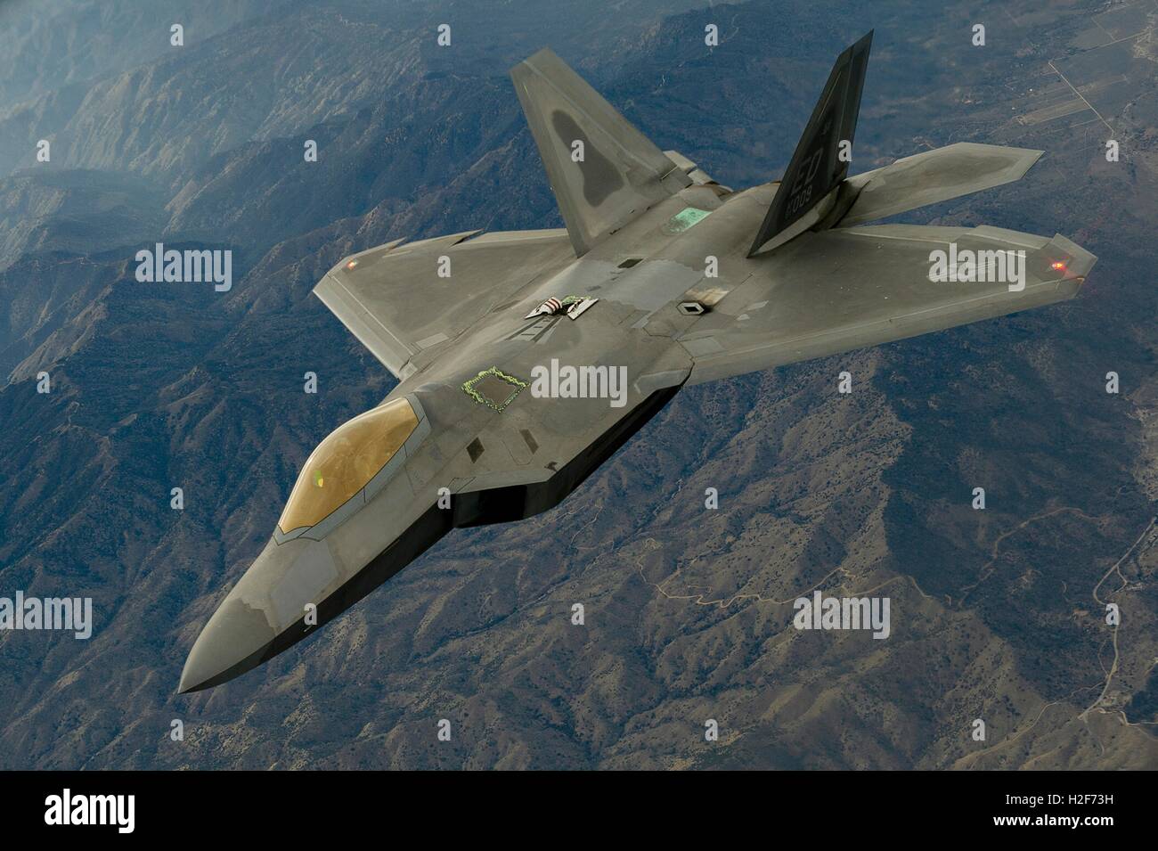 Ein Stealth-Kampfflugzeug der US Air Force f-22 Raptor fliegt über einer Bergkette 21. Februar 2012 in der Nähe von Salt Lake City, Utah. Stockfoto