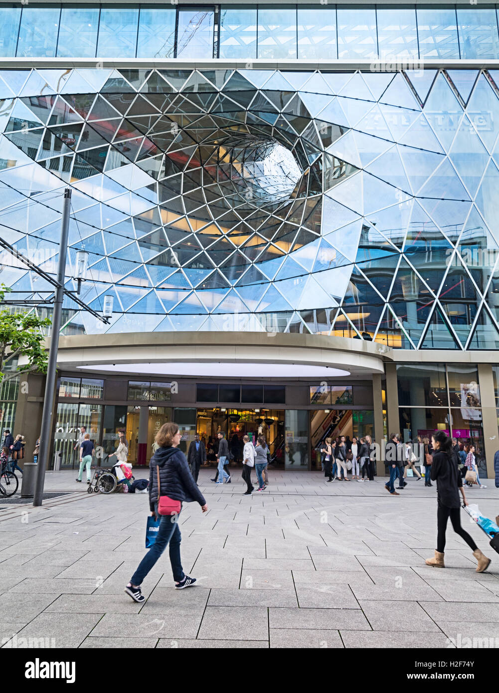 FRANKFURT AM MAIN, Deutschland - 18. Mai 2016: MyZeil - Einkaufszentrum im Zentrum von Frankfurt. Es wurde von römischen Architekten Mas entworfen. Stockfoto
