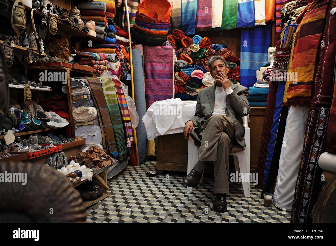 Ein marokkanische Verkäufer raucht eine Zigarette in seinem Stand auf dem Marktplatz Jemaa el Fna 3. April 2012 in Marrekech, Marokko. Stockfoto