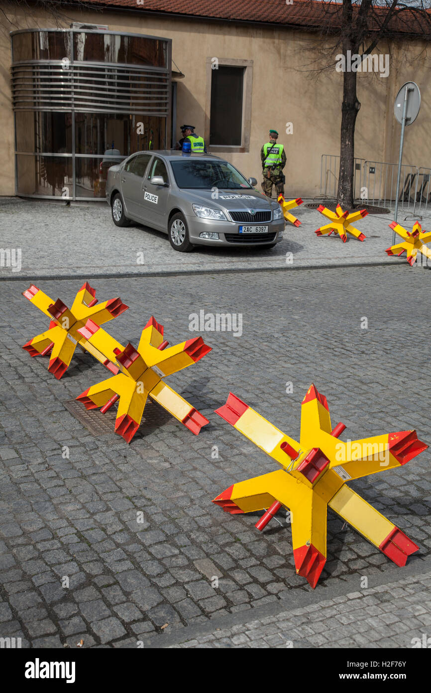 Anti-Terror-Metall-Achteck-Spike-Gerät, Igel, am Eingang der Prager Burg. Stockfoto