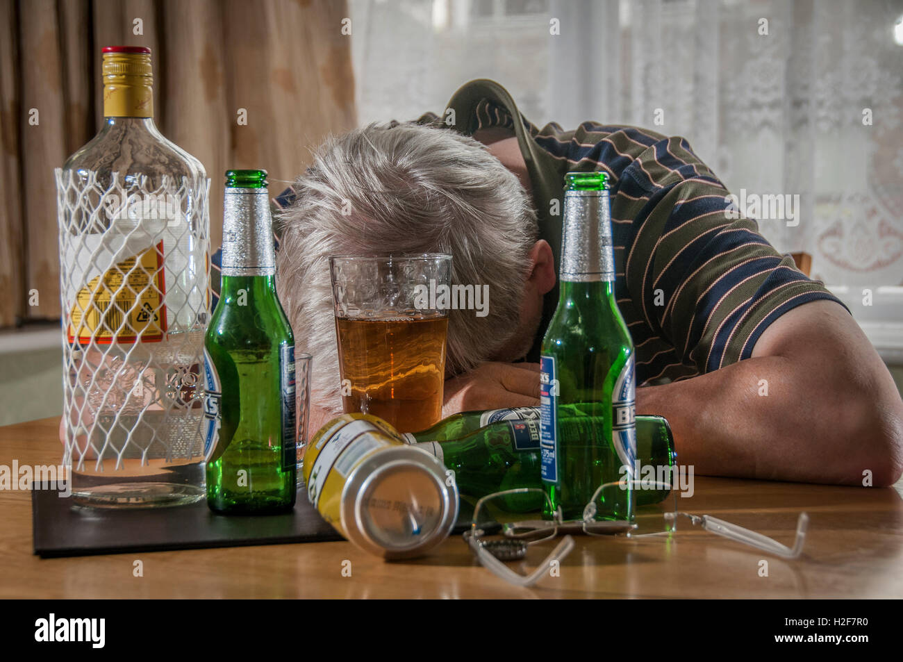 Betrunken trinken Alkohol Flaschen Alkoholismus Stockfoto