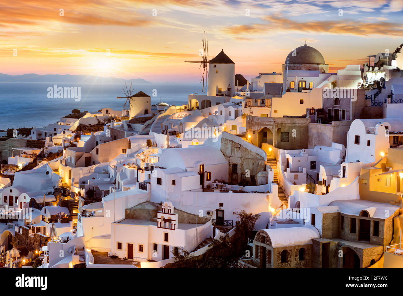 Dorf Oia bei Sonnenuntergang, Santorin, Griechenland Stockfoto