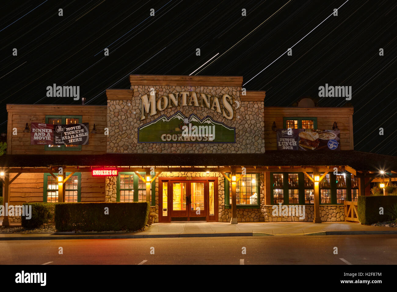 Sternspuren über Montanas Restaurant-Victoria, British Columbia, Kanada. Hinweis-Composite-Bild. Stockfoto