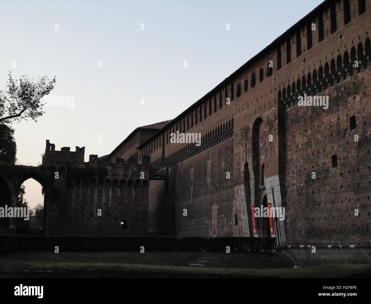 Blick auf den Eingang des wunderschönen Castello Sforzesco, Mailand in der Dämmerung Stockfoto