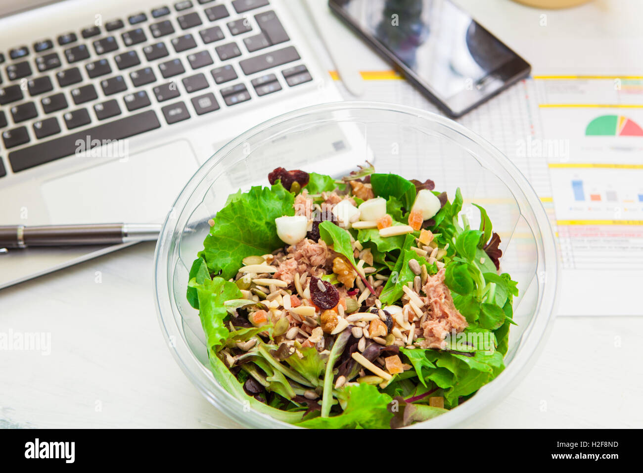 Gesundes Gemüse Lunchpaket am Schreibtisch arbeiten Stockfoto