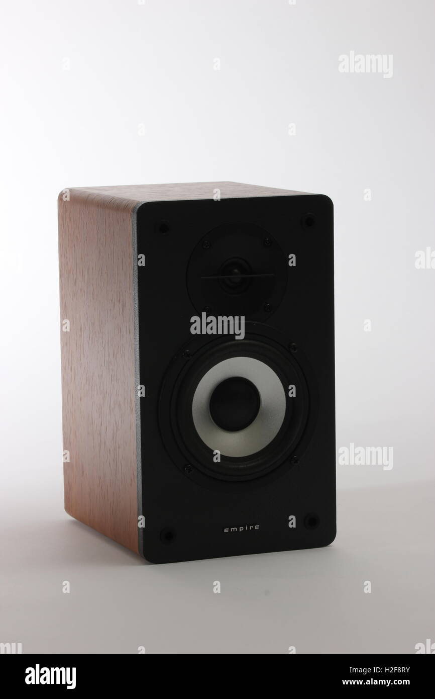 Holz hi-fi Stereo Lautsprecher auf weißem Hintergrund Stockfoto
