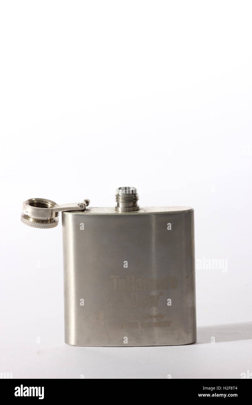 Metall whiskey Flasche auf weißem Hintergrund Stockfoto