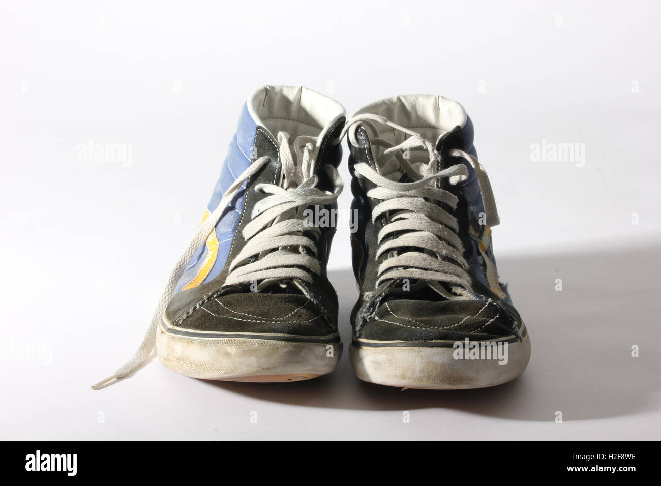 Warnen Sie vans Hi-top skateboard Schuhe auf weißem Hintergrund, verwendet,  Distressed Stockfotografie - Alamy