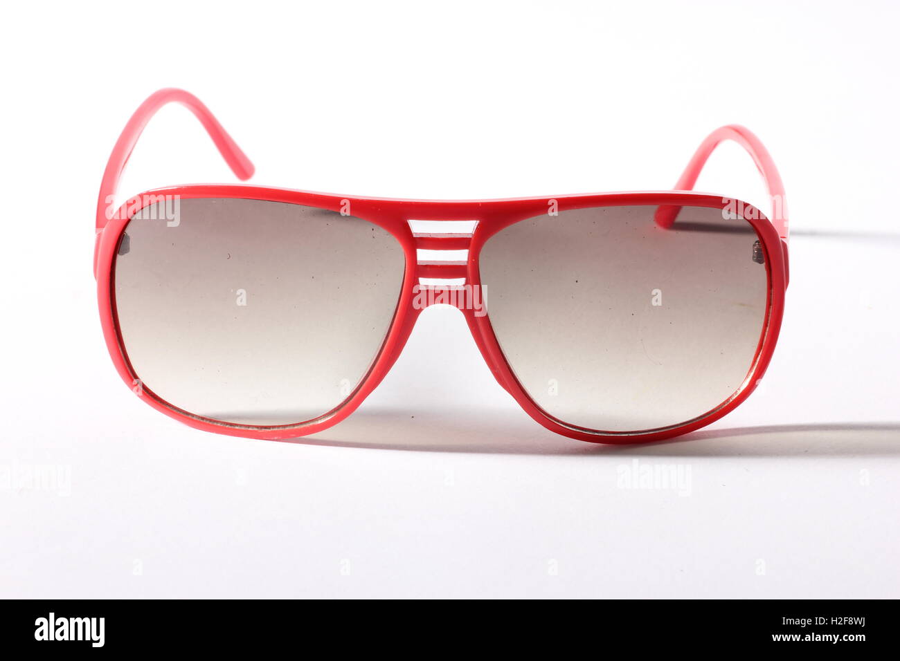 Rot modisch Trendy Sonnenbrille auf weißem Hintergrund Stockfoto