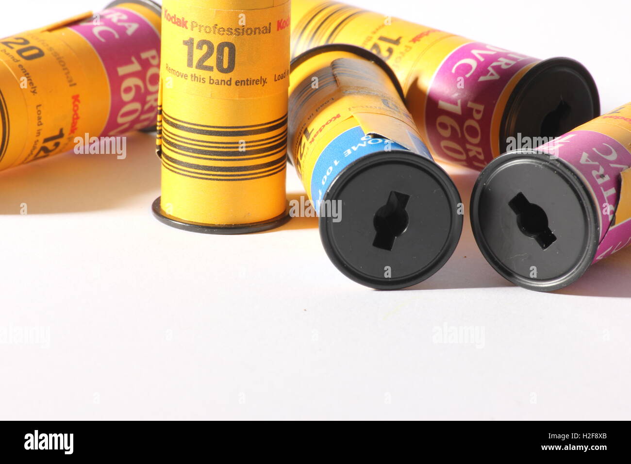 Medium Format Camera Film rollt auf weißem Hintergrund, Studio shot Stockfoto