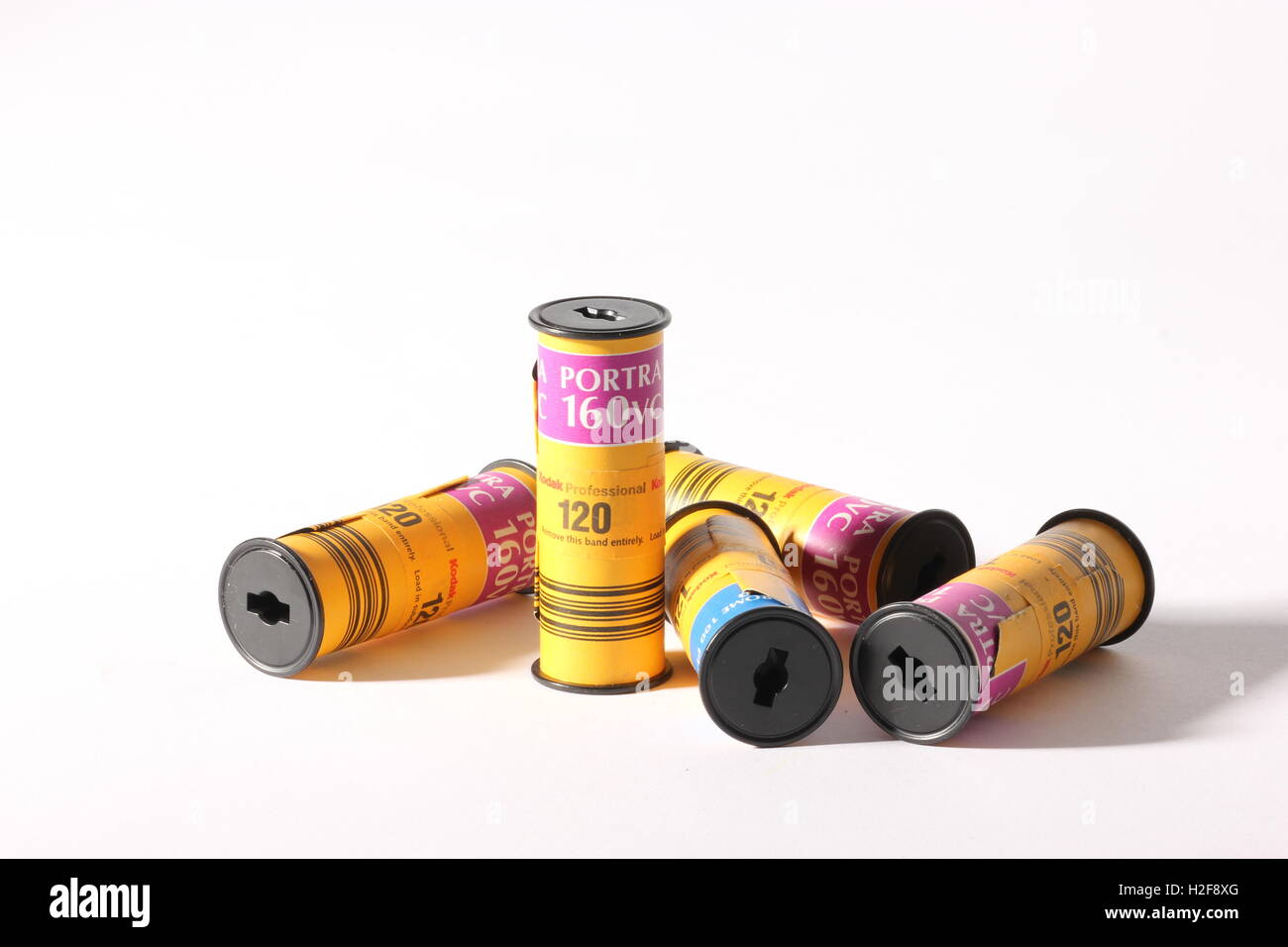 Medium Format Camera Film rollt auf weißem Hintergrund, Studio shot Stockfoto