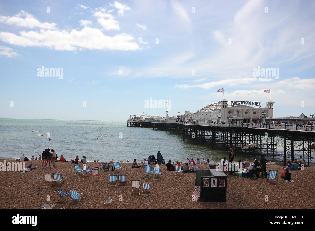 Die berühmte Brighton Pier an einem schönen sonnigen Tag, England, Meer, Sommer, touristische Attraktion von Brighton, Vergnügungen Zentrum Stockfoto