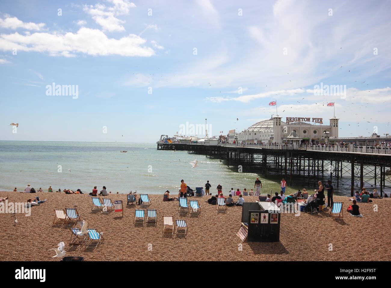 Die berühmte Brighton Pier an einem schönen sonnigen Tag, England, Meer, Sommer, touristische Attraktion von Brighton, Vergnügungen Zentrum Stockfoto