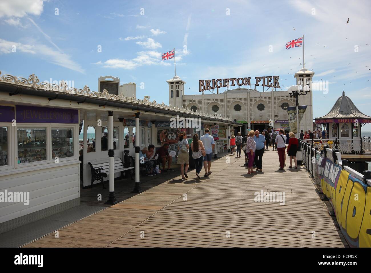 Die berühmte Brighton Pier an einem schönen sonnigen Tag, England, Meer, Sommer, touristische Attraktion von Brighton, Vergnügungen Zentrum Stockfoto