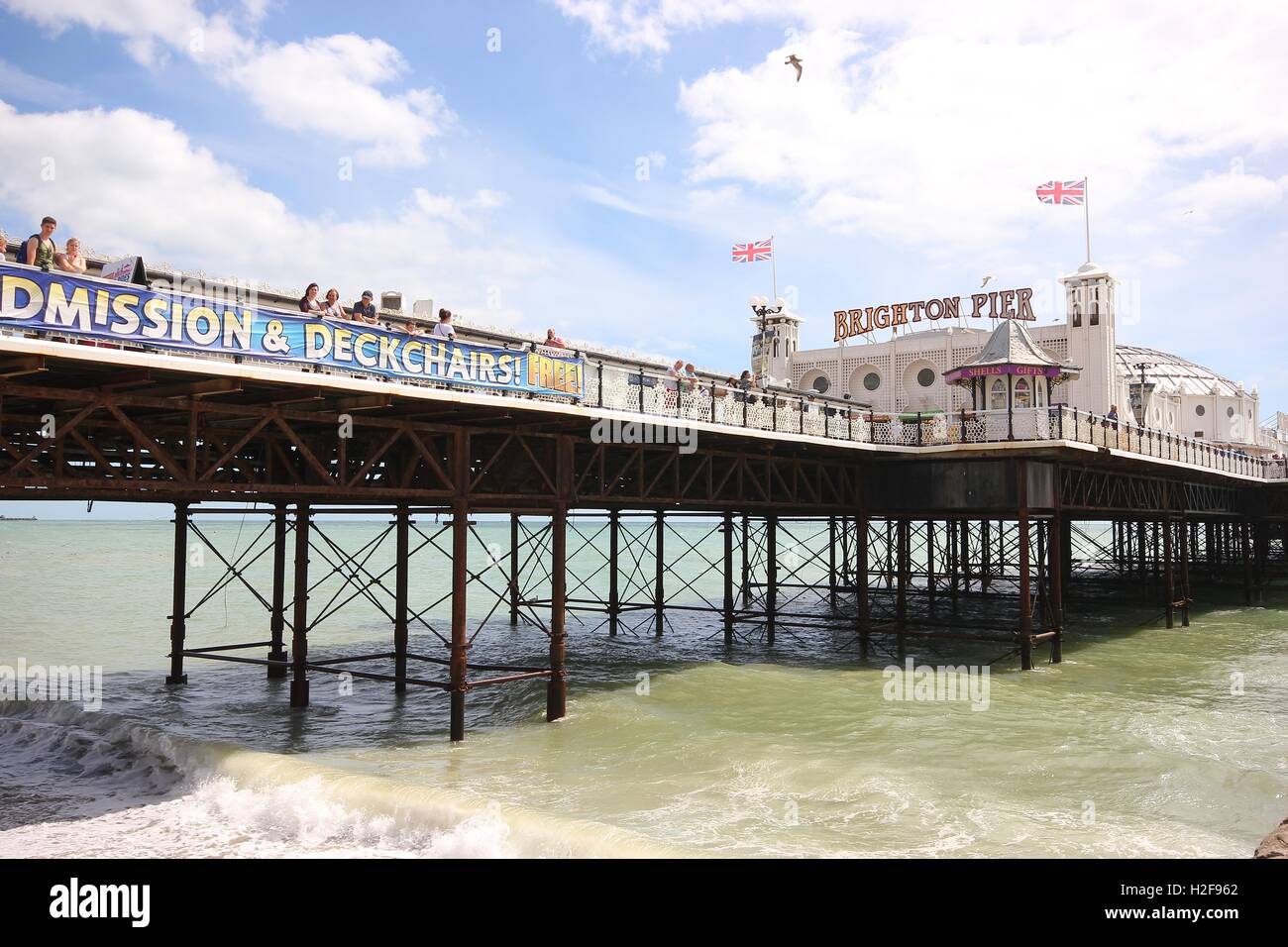 Die berühmte Brighton Pier an einem schönen sonnigen Tag, England, Meer, Sommer, touristische Attraktion von Brighton, Vergnügungen Zentrum Stockfoto