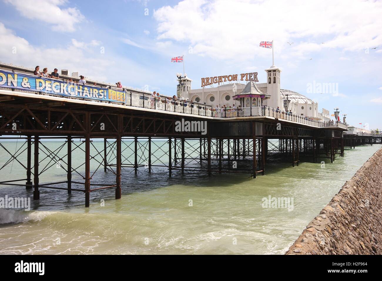 Die berühmte Brighton Pier an einem schönen sonnigen Tag, England, Meer, Sommer, touristische Attraktion von Brighton, Vergnügungen Zentrum Stockfoto