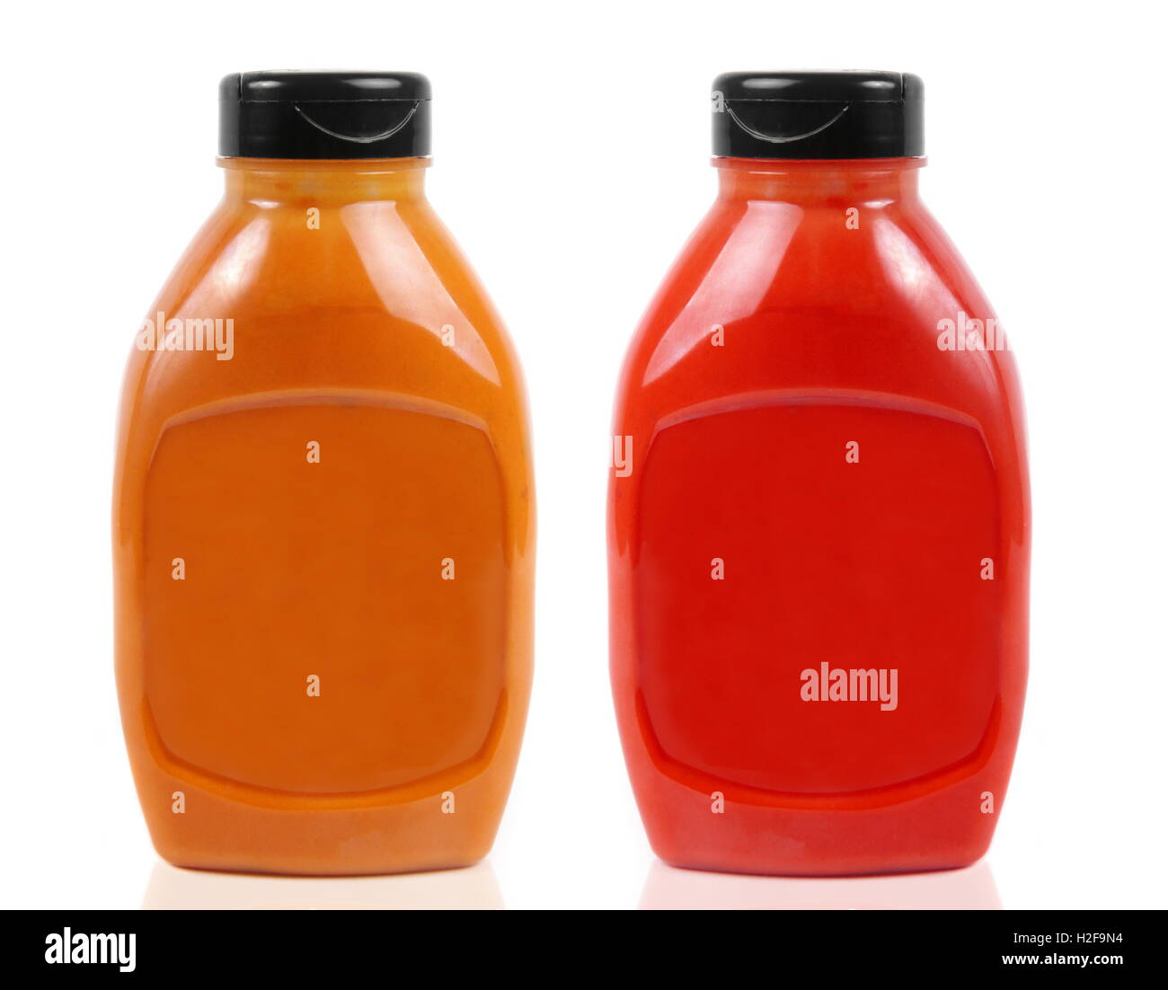 zwei Saucen Flaschen isoliert auf weiss Stockfoto