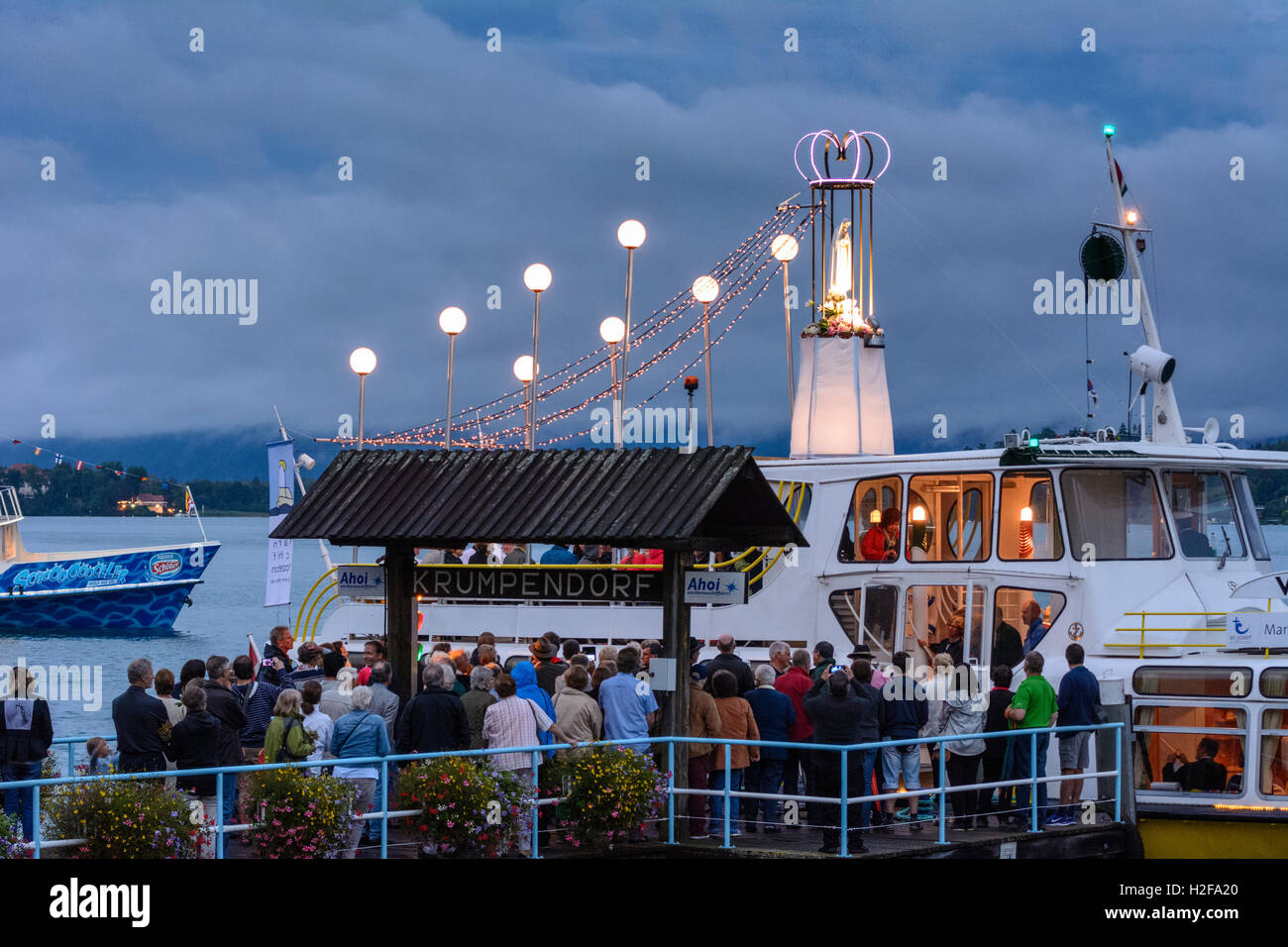 Krumpendorf am Wörthersee: den Wörthersee, nächtliche Bootsprozession an Maria Himmelfahrt, Schiff, Statue der Maria, Kärnten, Ca Stockfoto