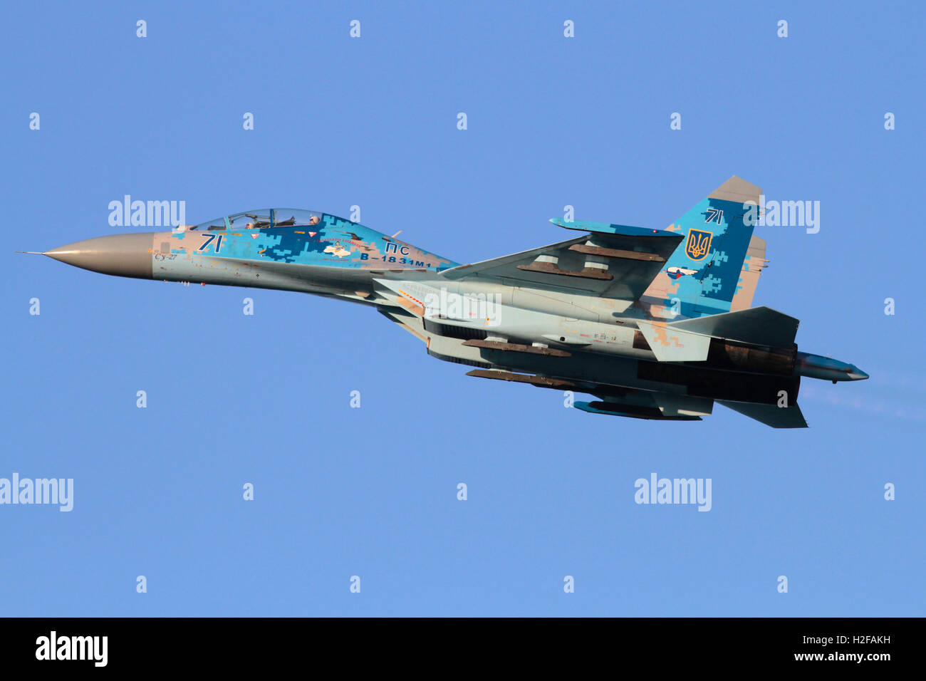 Militärische Luftfahrt. Suchoi Su-27 UB Flanker Kampfjet Flugzeug der Ukraine Air Force fliegt in den Himmel Stockfoto